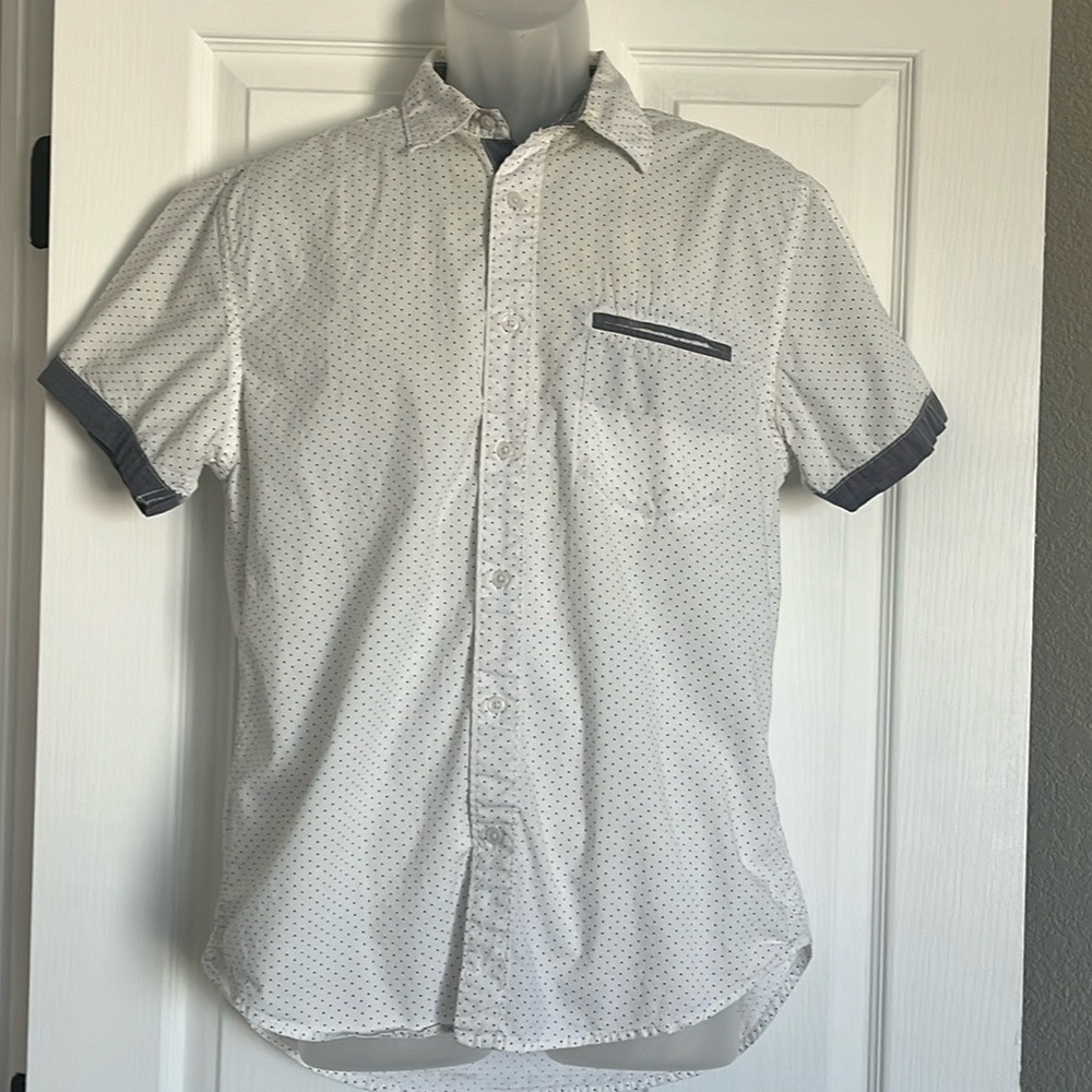 Decree button down shirts. 
Gently used. 
Size M
White
#43B